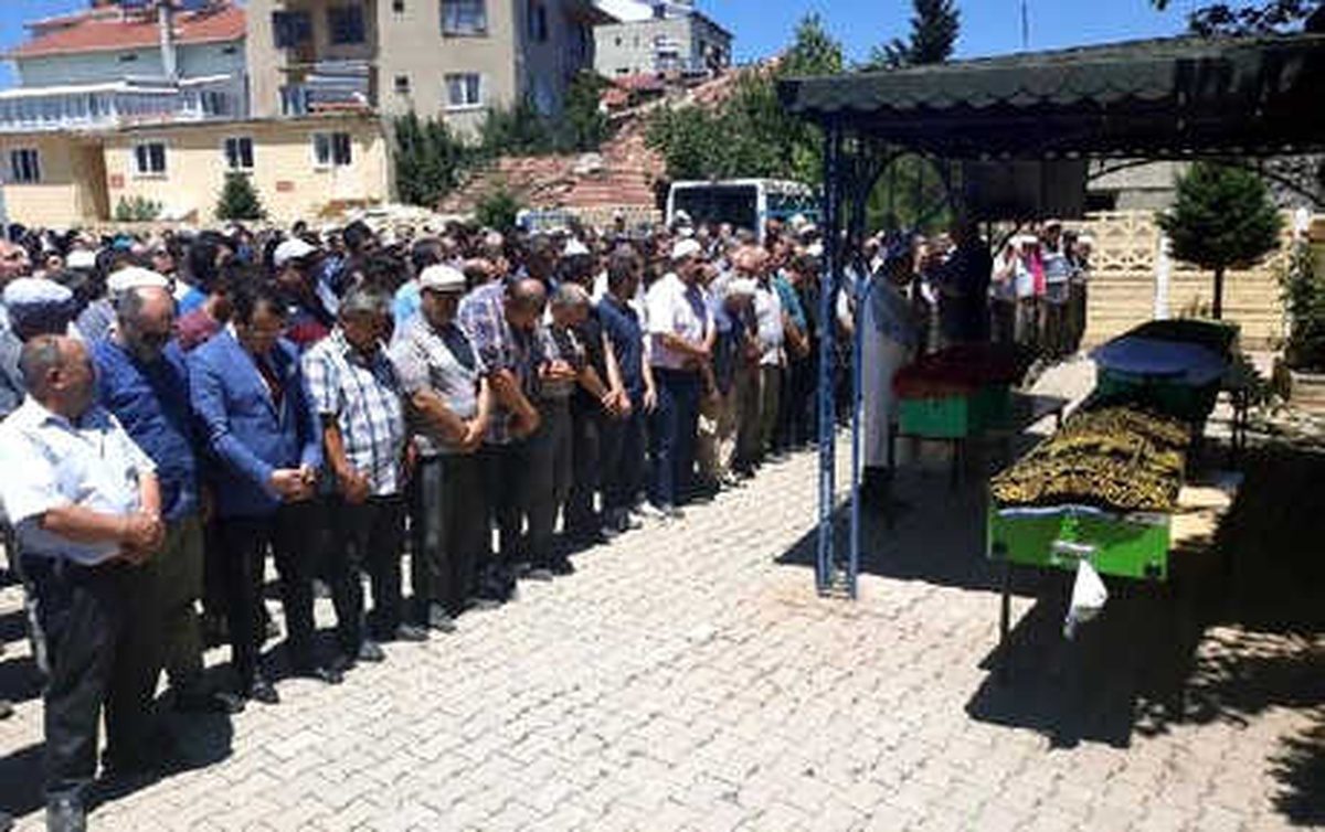 Kaza Kurbanı 4 Gurbetçi, Memleketleri Uşak\'ta Toprağa Verildi