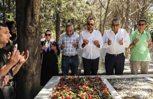 Olumunun 18 Inci Yilinda Mezari Basinda Anilan Kemal Sunal In Esi Gozyaslarina Hakim Olamadi Son Dakika