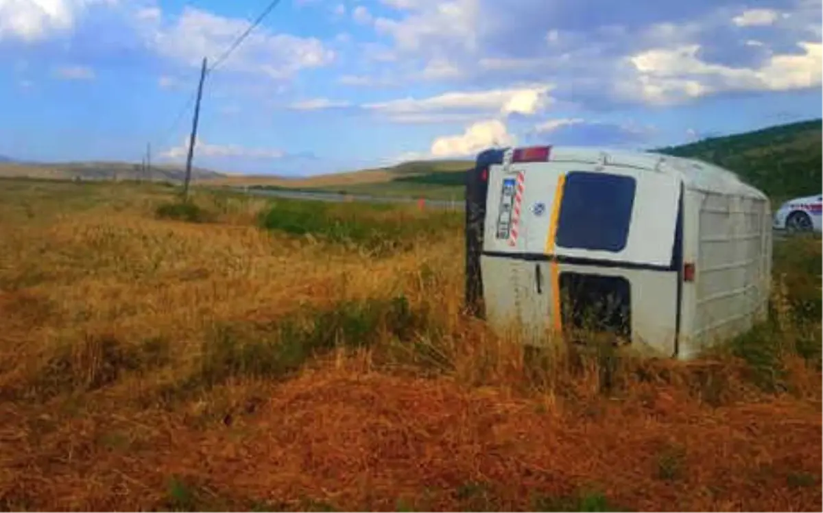 Lastiği Patlayan Minibüs Takla Attı; Sürücü Yaralandı