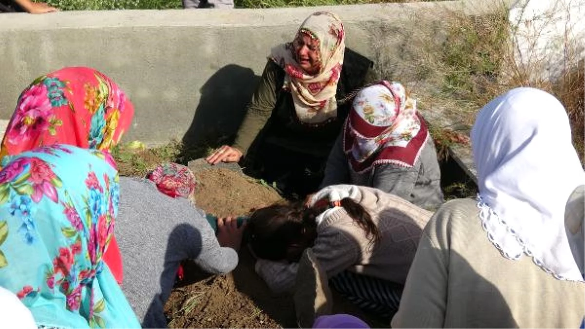 Leyla Aydemir\'in Acılı Annesi, Kızının Mezarına Kapanıp Ağıt Yaktı