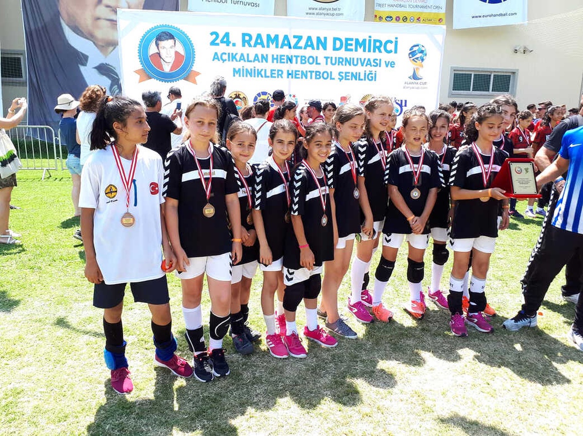 Minik Hentbolculardan Türkiye Üçüncülüğü