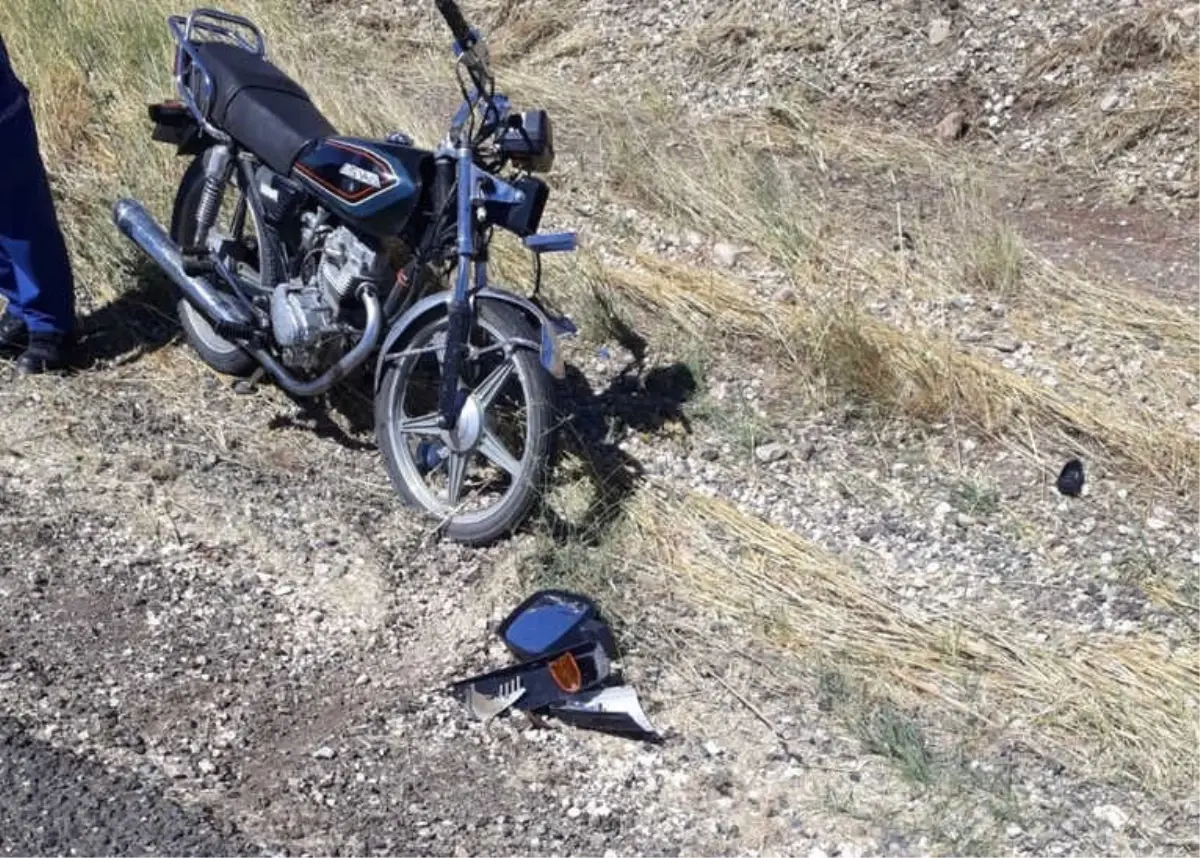 Motosiklet ile Hafif Ticari Araç Çarpıştı: 1 Yaralı