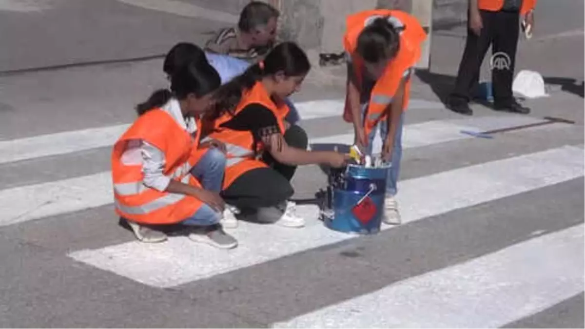 Öğrencilerden Okul Önüne "3 Boyutlu" Yaya Geçidi