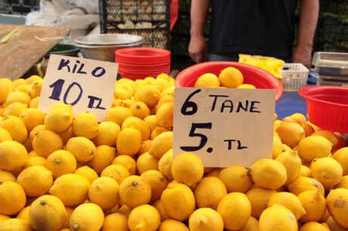 Pazara Gidenin Yüzü Ekşiyor; Limon Halde 6,5 Pazarda 10 Lira