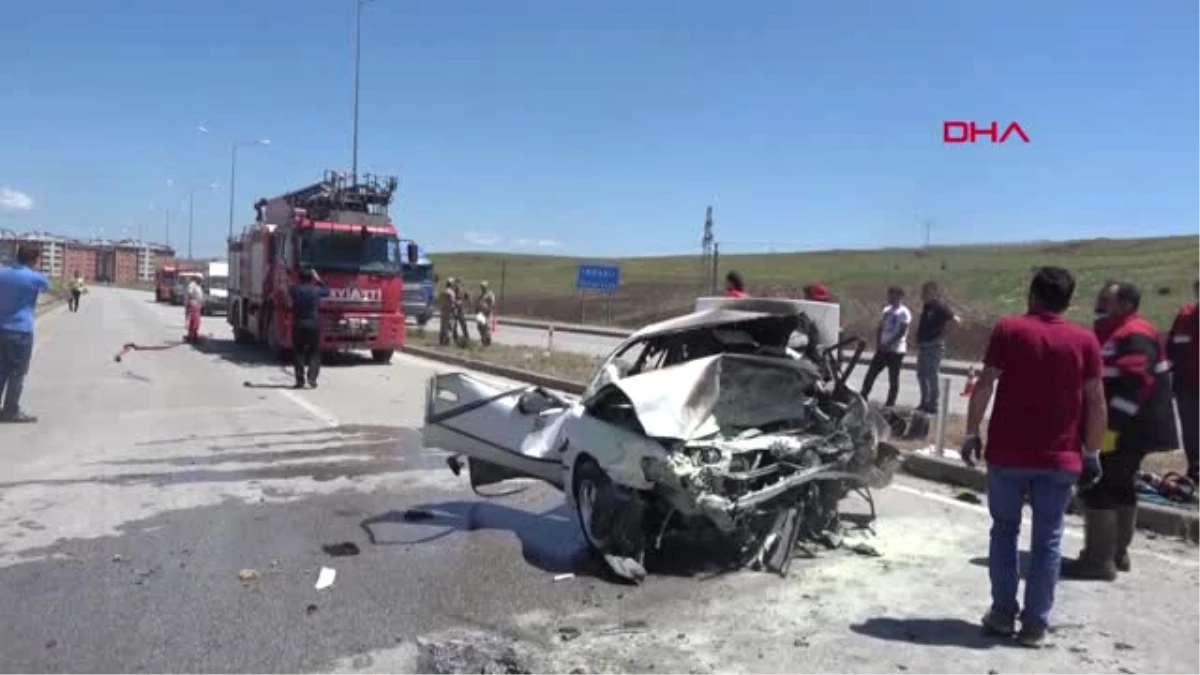 Sivas Sivas\'ta İki Otomobil Çarpıştı 5 Ölü, 3 Yaralı Hd