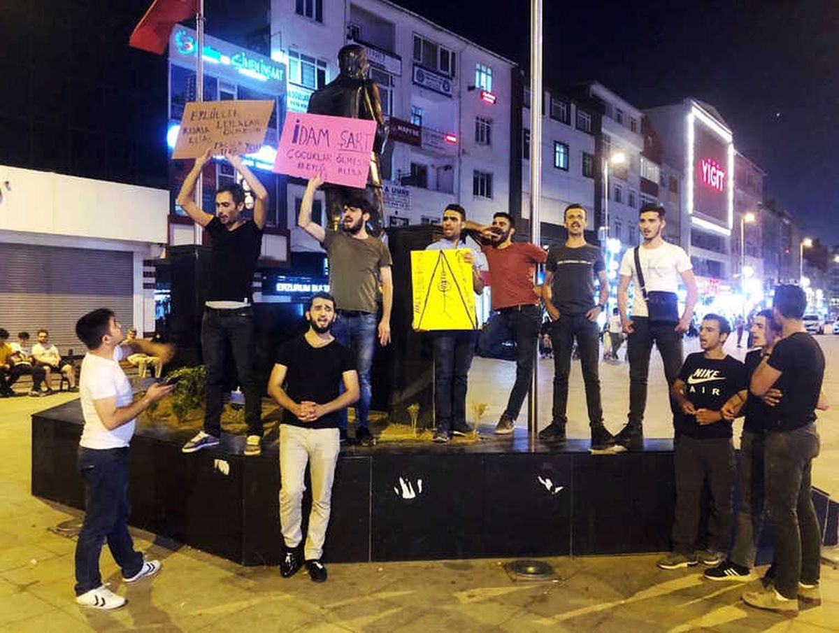 Sultanbeyli\'de Vatandaşlar Leyla ve Eylül İçin Toplandı