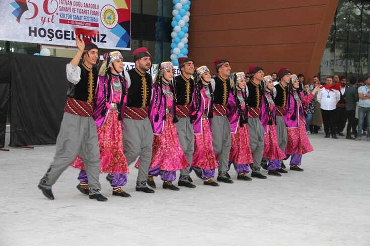 Tatvan\'da Halk Oyunları Yarışması