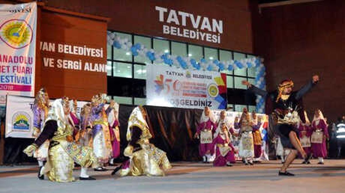 Türkiye\'nin Renkleri Tatvan\'da Buluştu