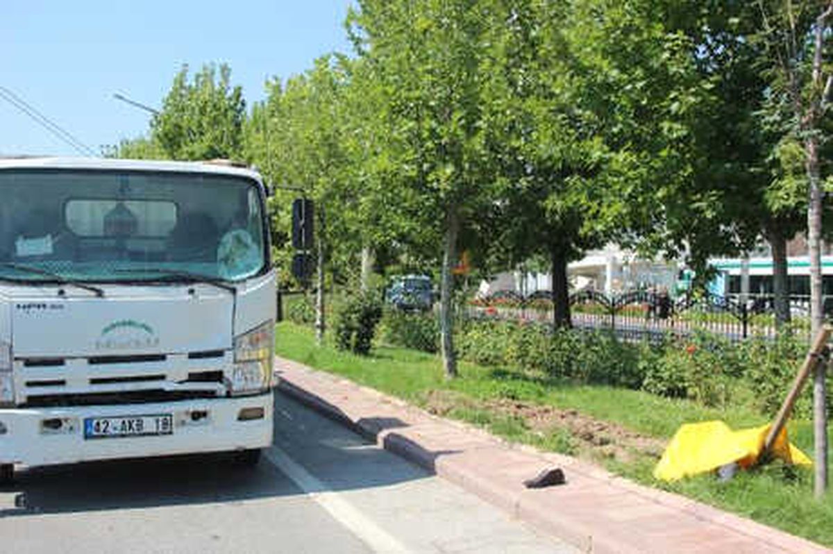 Üst Geçidi Kullanmadı, Kamyonetin Çarpmasıyla Öldü