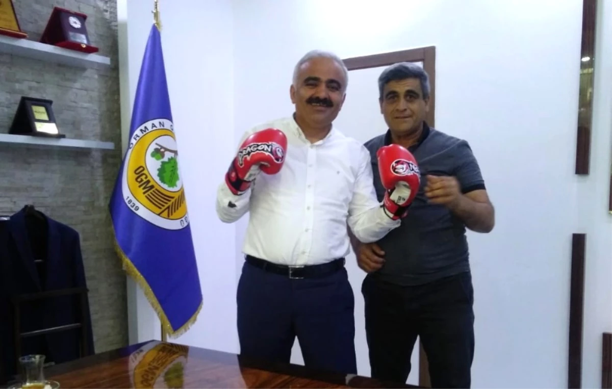 Adıyamanlı Sporcular Doğan\'a Boks Eldiveni Hediye Etti