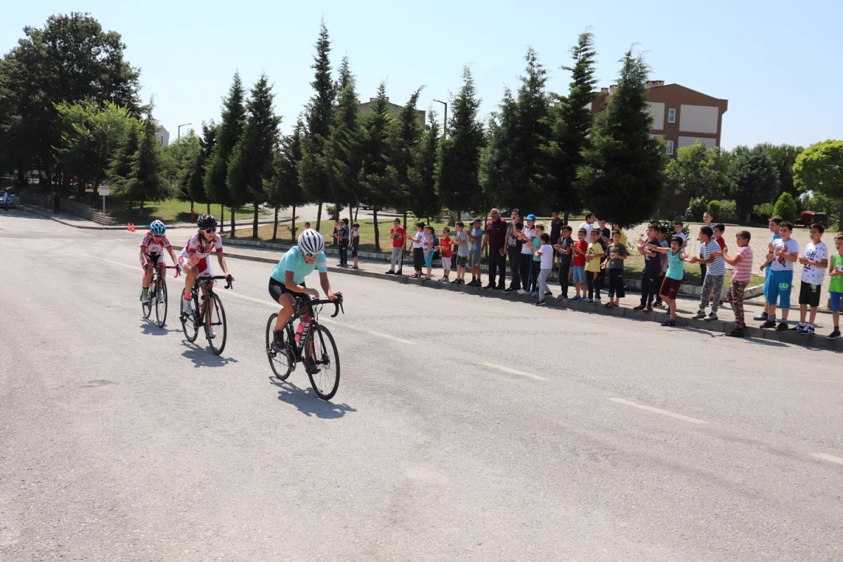 Bisikletçiler 15 Temmuz Camili\'den Geçti