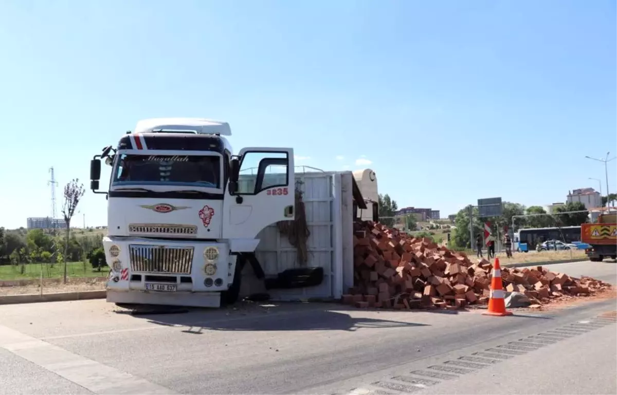 Burdur\'da Tuğla Yüklü Kamyon Otomobille Çarpıştı: 3 Yaralı