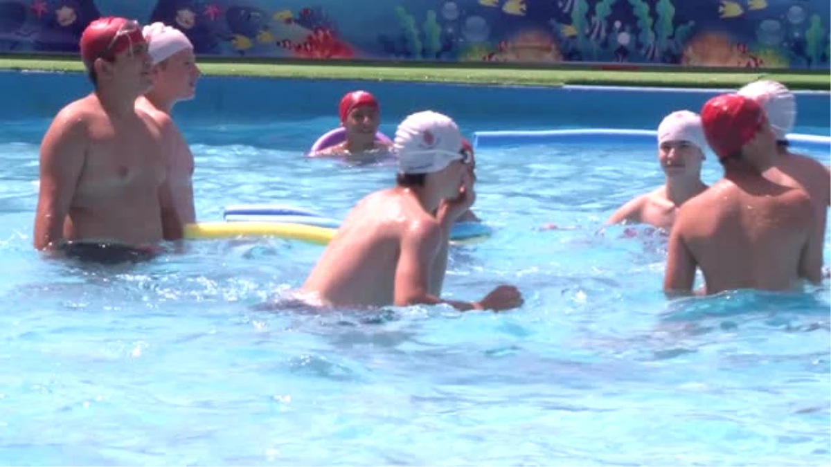 Çocuklar Yaz Tatilinde Yüzme Öğreniyor