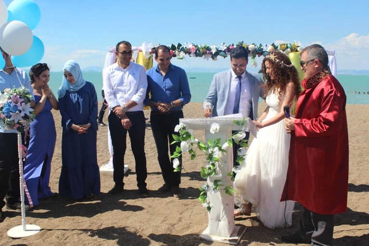 Doktor Çift, Beyşehir Gölü Kıyısındaki Plajda Evliliğe \'Evet\' Dedi