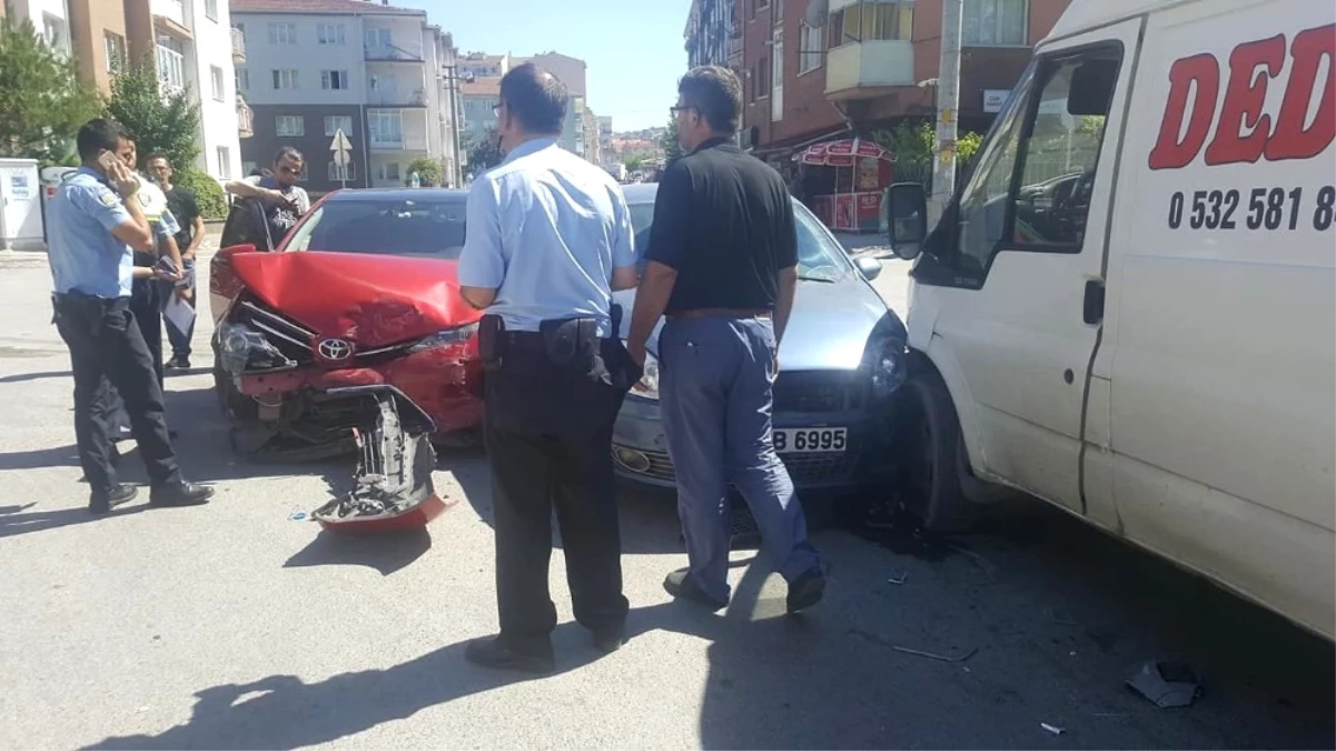 Eskişehir\'de 3 Aracın Karıştığı Kazada 6 Kişi Yaralandı