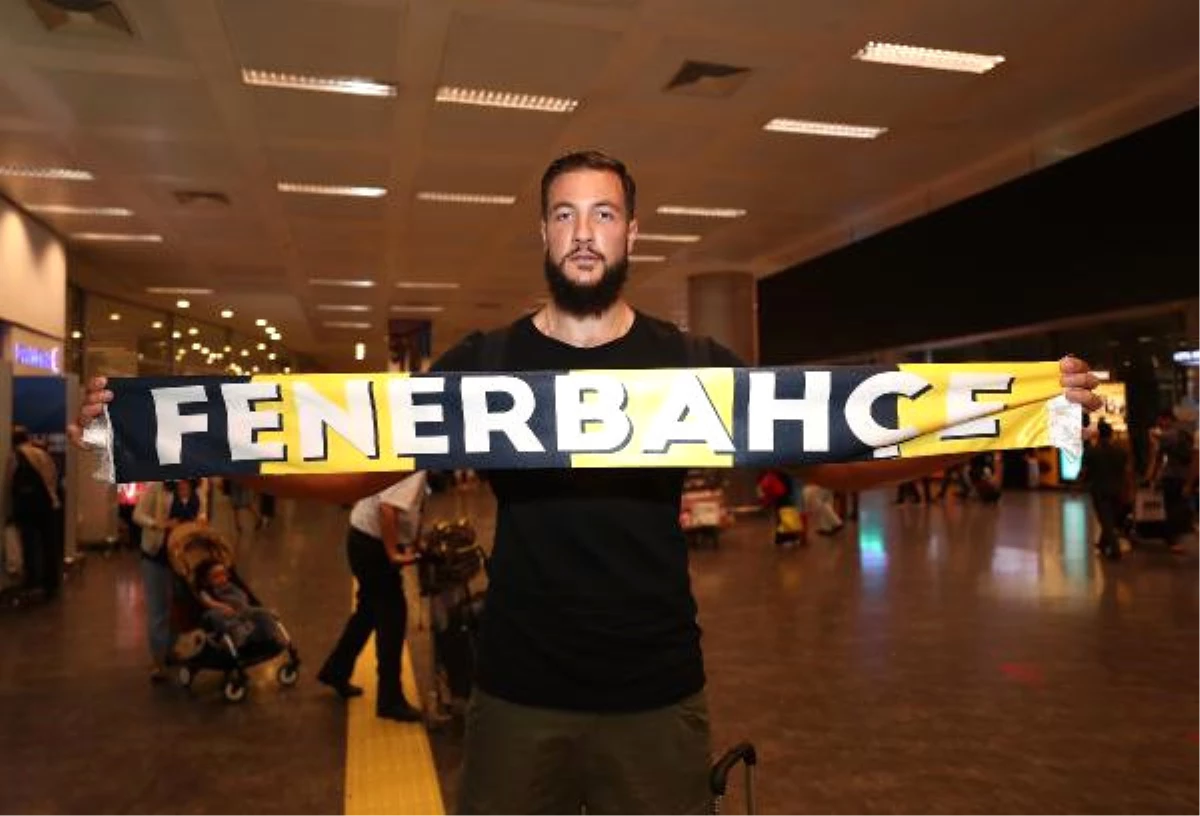Fenerbahçe Doğuş\'un Yeni Transferi Joffrey Lauvergne İstanbul\'da