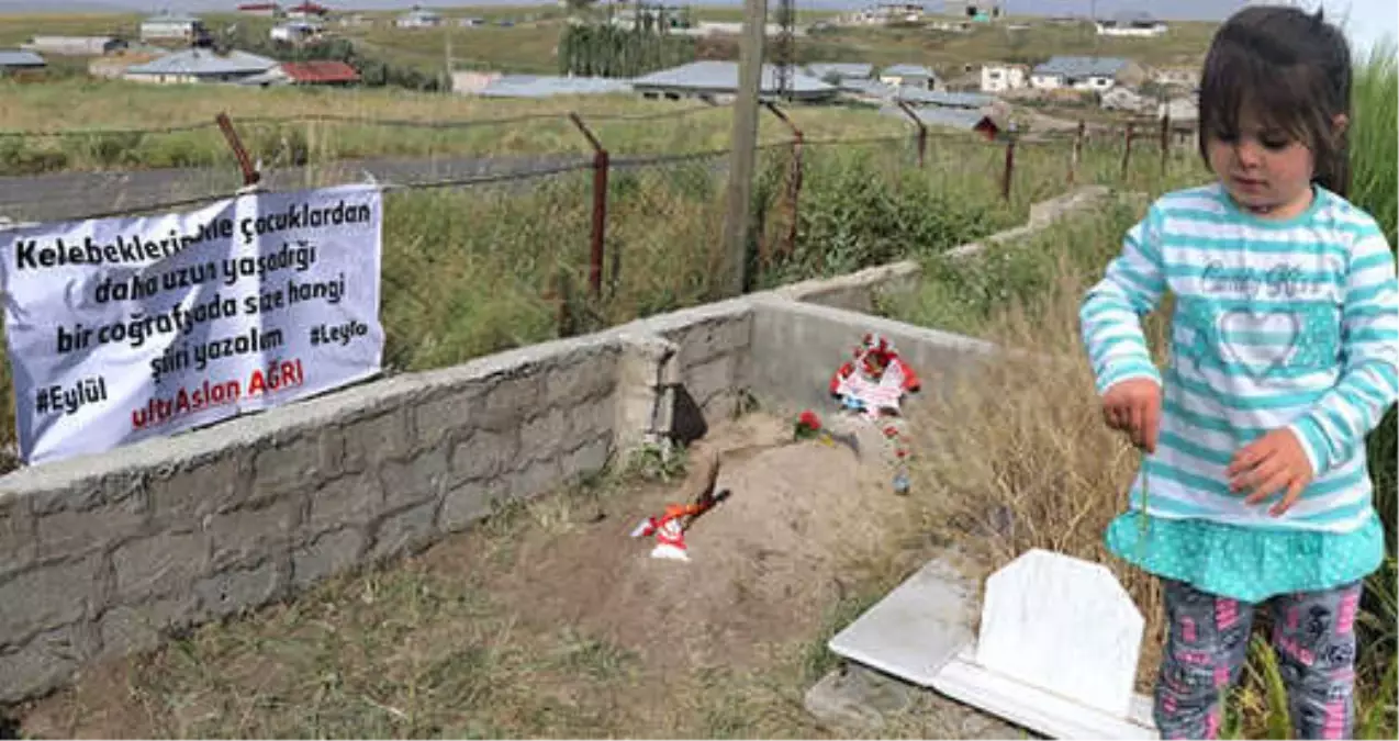 Galatasaray Taraftarının Minik Leyla\'nın Mezarına Bıraktığı Pankart Yürekleri Dağladı