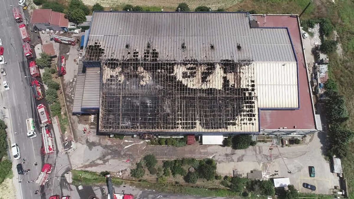 Hadımköy\'de Fabrika Yangınında Son Durum Havadan Görüntülendi