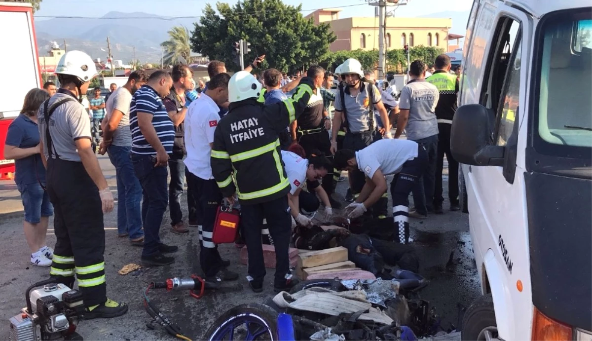 Hatay\'da Minibüsün Altında Kalan Motosiklet Sürücüsü Öldü