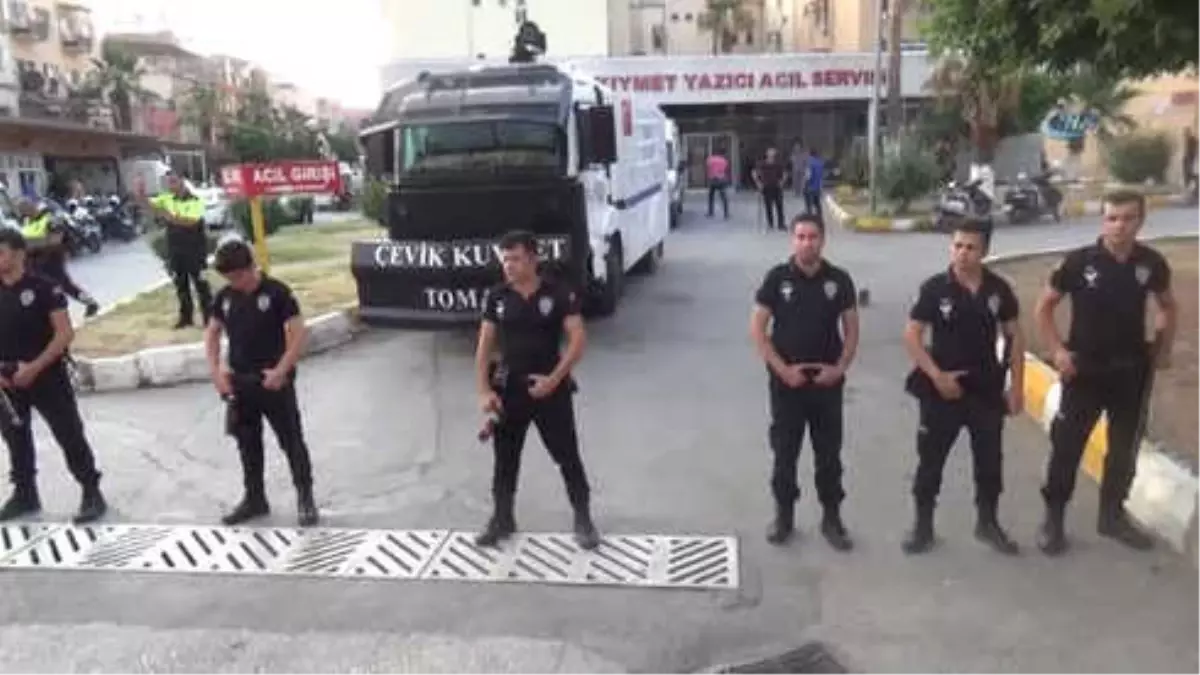 İş Makinesi Altında Kalan 2 İşçi Hayatını Kaybetti... Cenaze Yakınları Hastaneyi Taşladı