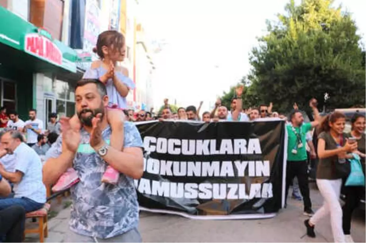 İzmit\'te Çocuk İstismarı Protesto Edildi