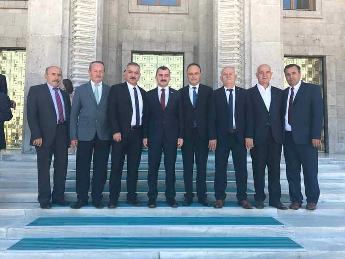 Milletvekili Çolakoğlu\'nun Rozetini Kızı Taktı