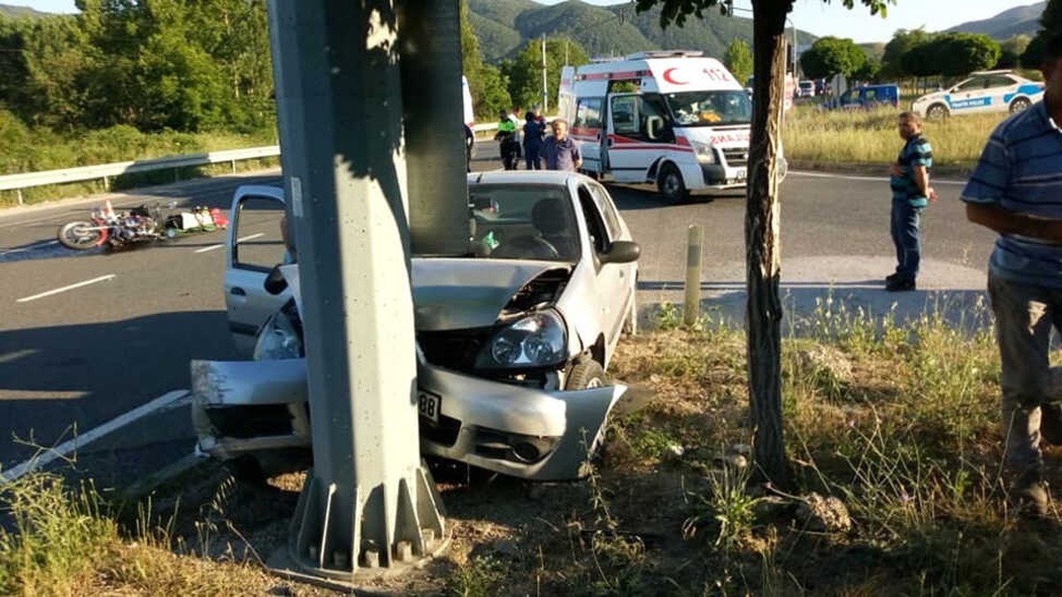 Otomobil ile Motosiklet Çarpıştı: 6 Yaralı
