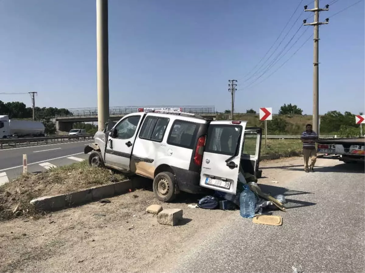 Otomobil Yön Tabelasına Çarptı: 3 Yaralı