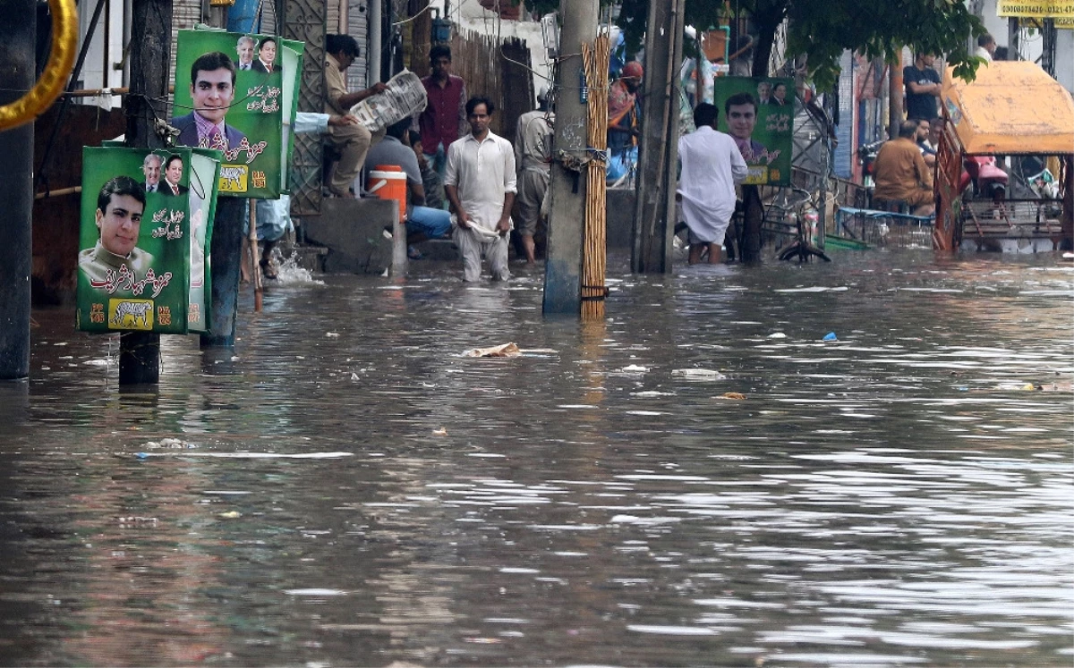 Pakistan\'da Şiddetli Yağışlarda Ölenlerin Sayısı 18\'e Çıktı