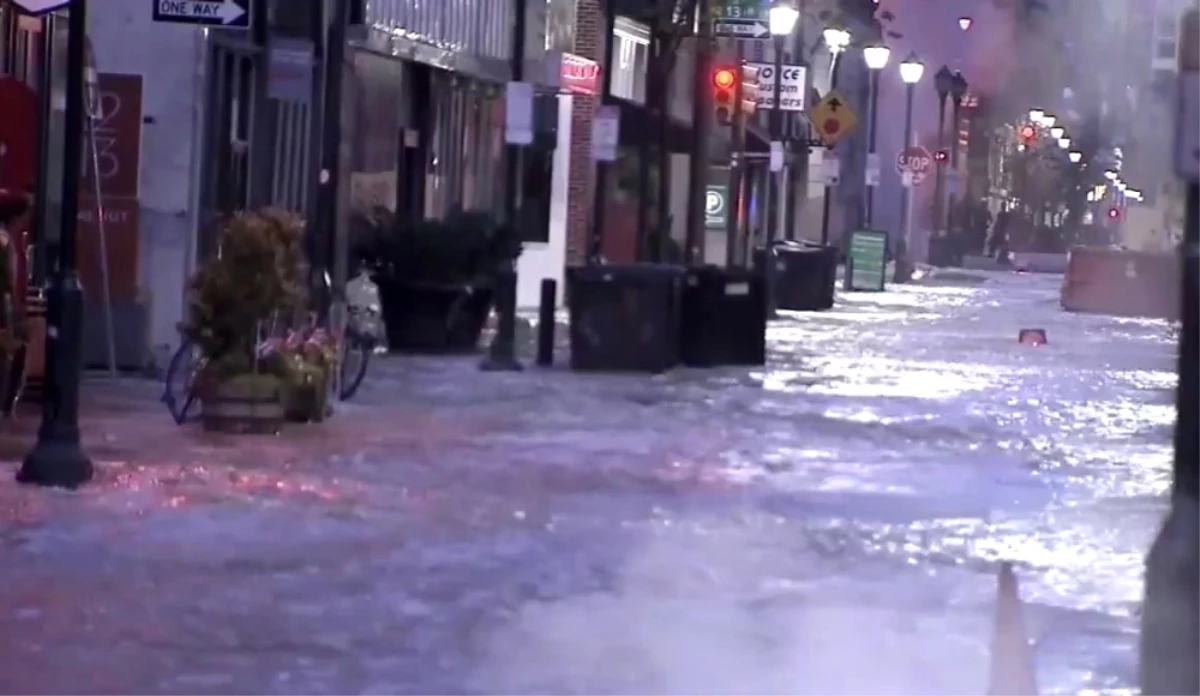 Philadelphia\'da Şebeke Borusu Patladı, Sokakları Su Bastı