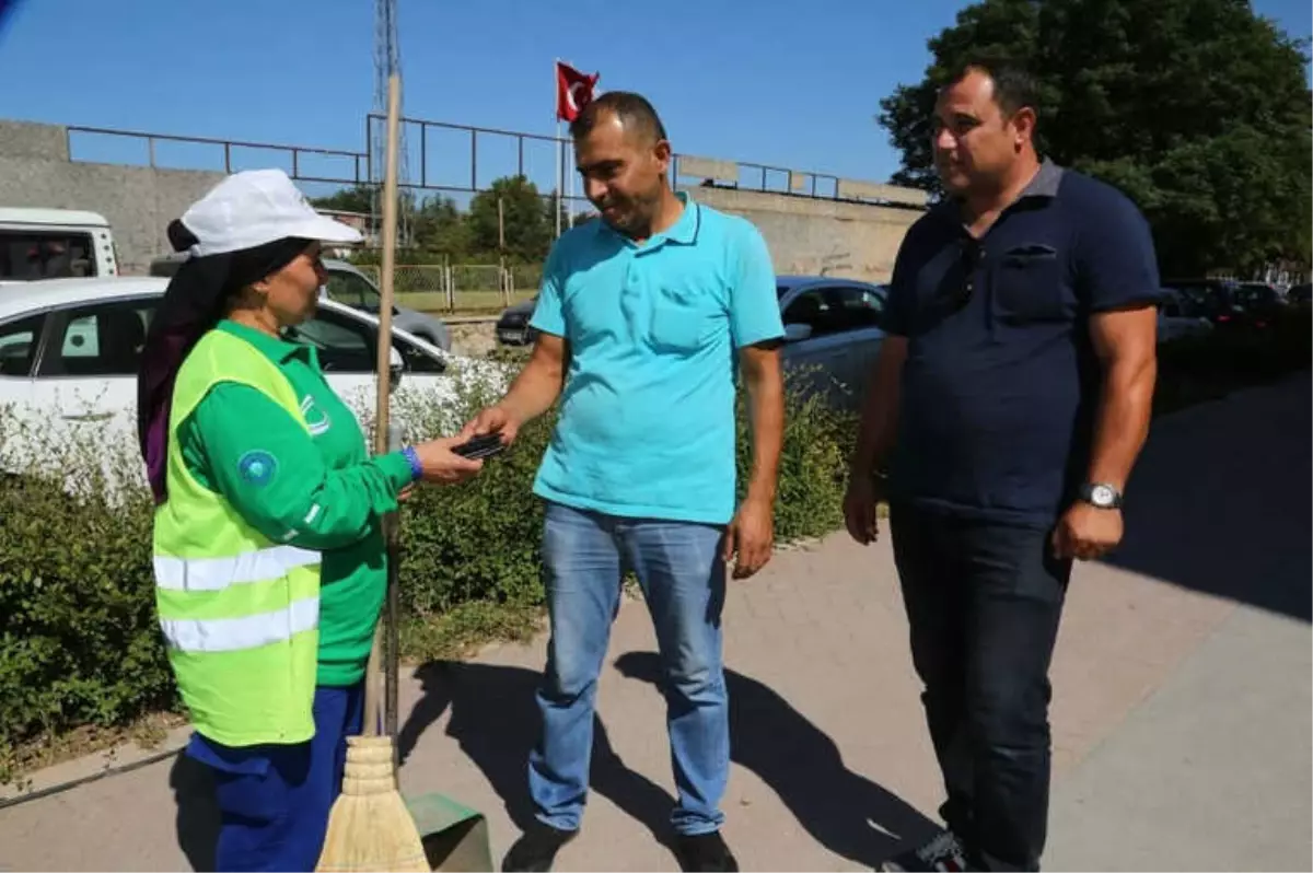 Temizlik Görevlisinden Örnek Davranış