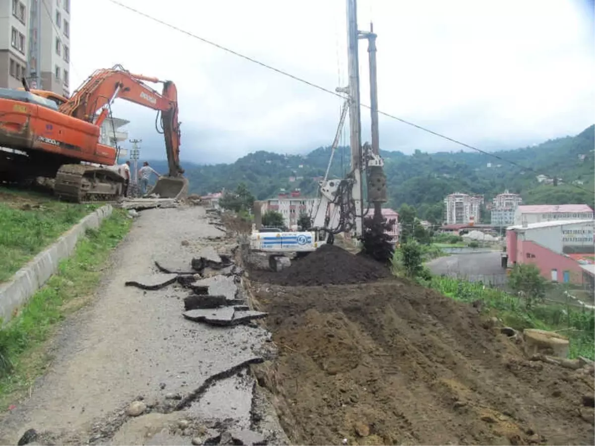 Trabzon Büyükşehir Belediyesi Fore Kazık Uygulamasıyla Heyelan Olaylarının Önüne Geçiyor