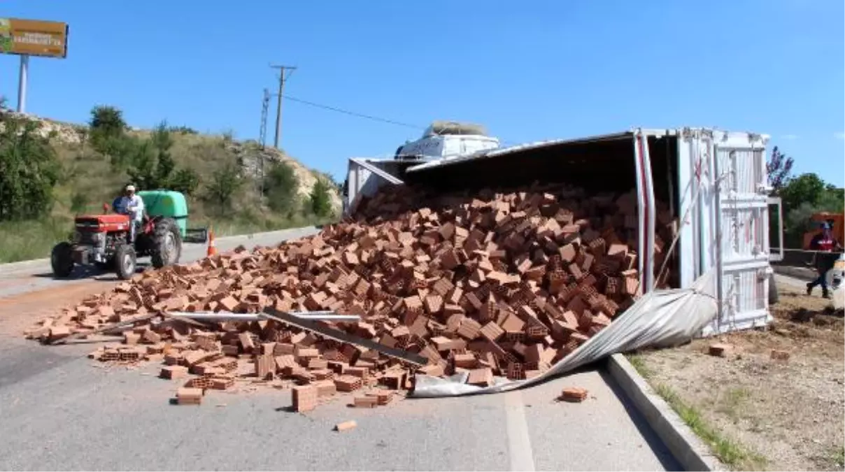 Tuğla Yüklü Kamyon Otomobille Çarpıştı: 3 Yaralı