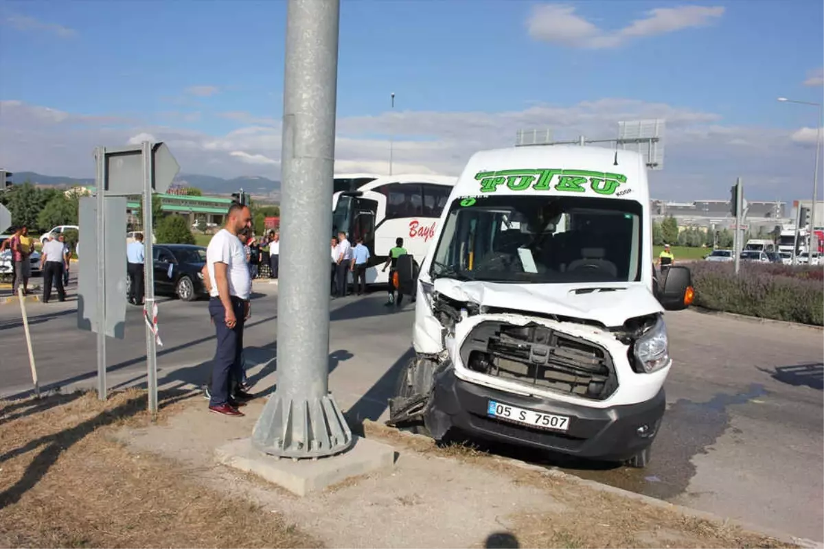 Amasya\'da Otobüsle Minibüs Çarpıştı: 3 Yaralı