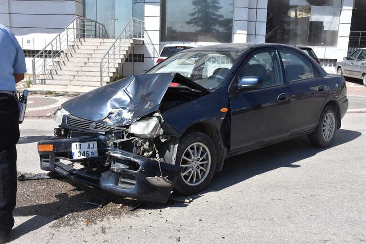 Bilecik\'te Kamyonetle Otomobil Çarpıştı: 1 Yaralı