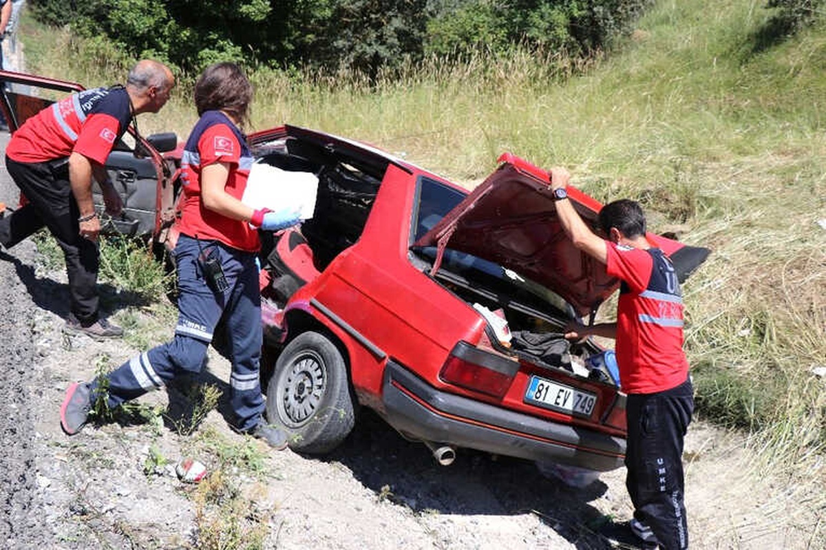 Bolu\'da Menfeze Uçan Otomobil Hurdaya Döndü: 4 Yaralı