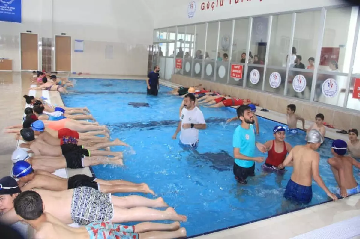 Hakkari\'nin İlk Yarı Olimpik Yüzme Havuzu Açıldı