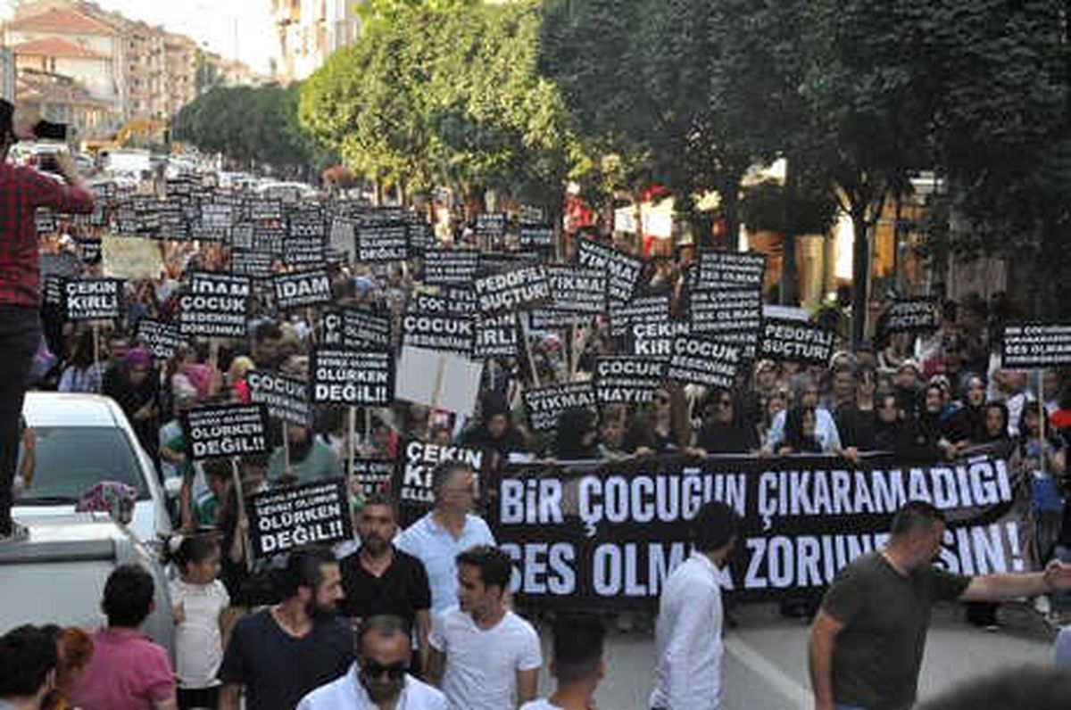 Kadınlar \'Çocuğuma Dokunma\' Sloganı ile Yürüdü, İdam İstedi