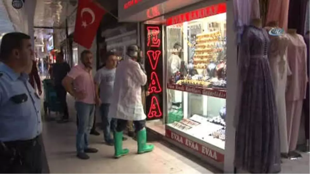 Kayseri\'de Kargodan Gelen Elbiseleri Açan 10 Kişi Zehirlendi