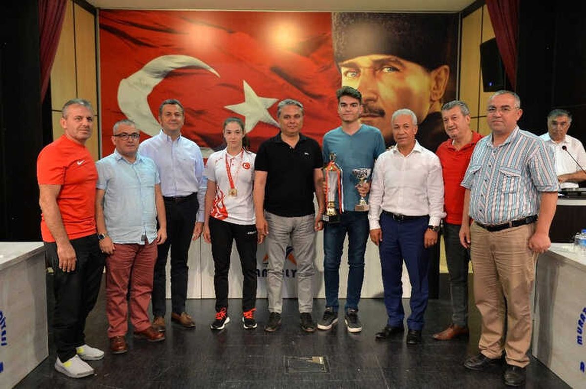 Muratpaşa\'dan Başarılı Sporculara Ödül