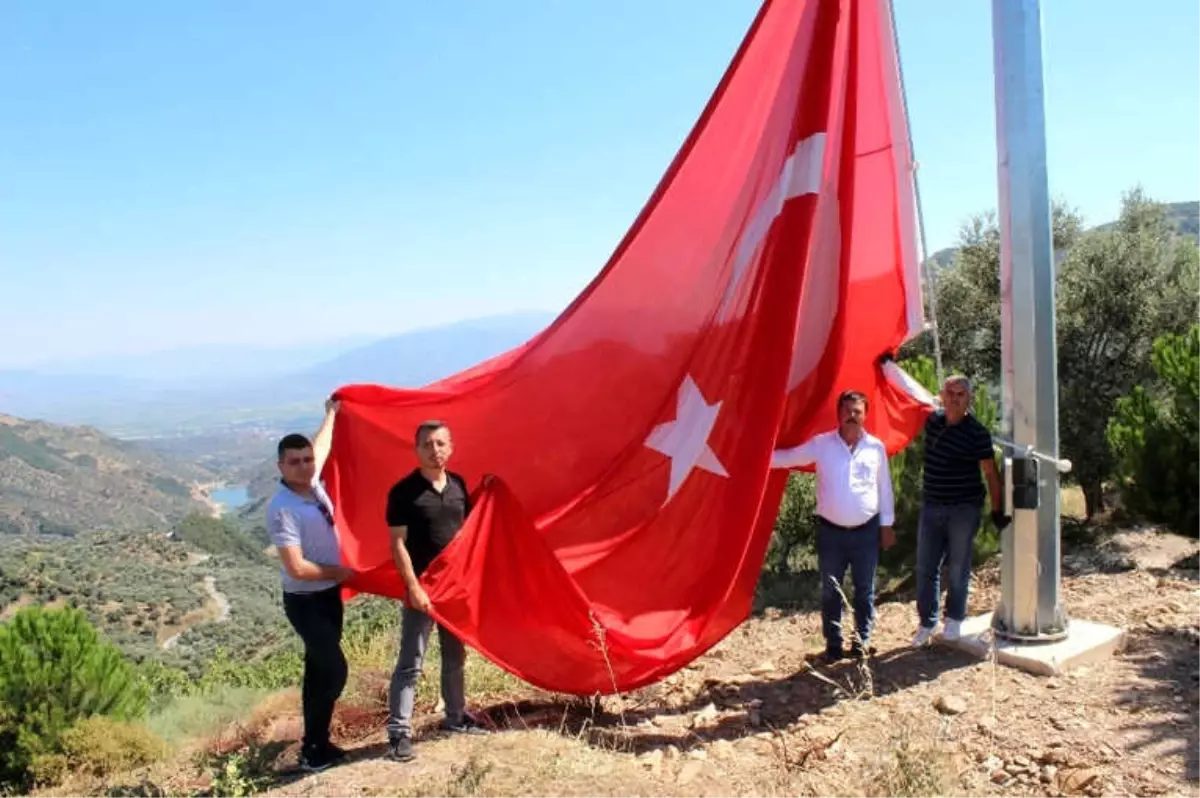 Nazilli\'nin Dört Bir Tarafına Dev Türk Bayrağı Asıldı