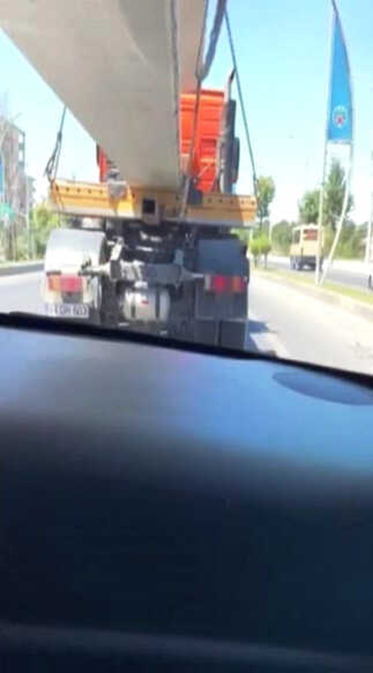 Otomobiliyle Tırın Altından Geçen Sürücü Ölüme Davetiye Çıkardı