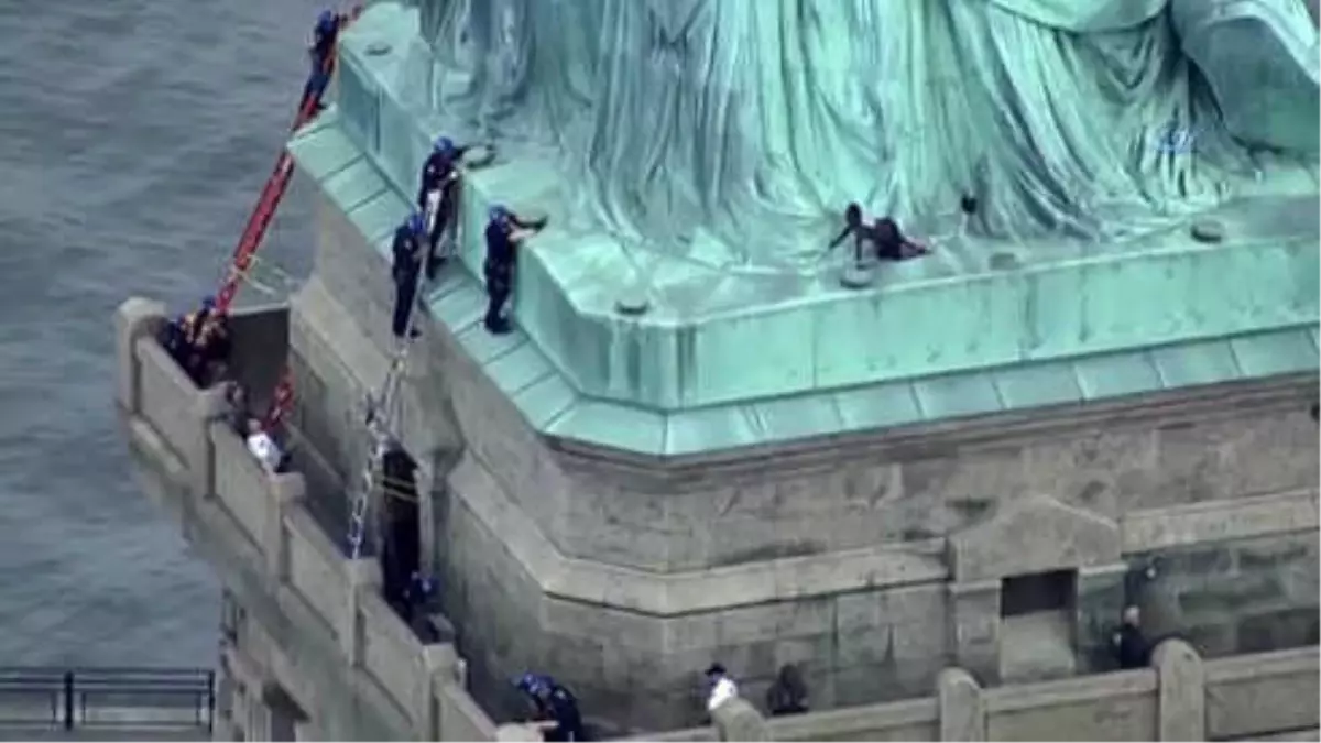 Trump, New York\'taki Özgürlük Heykelinde Protesto Edildi