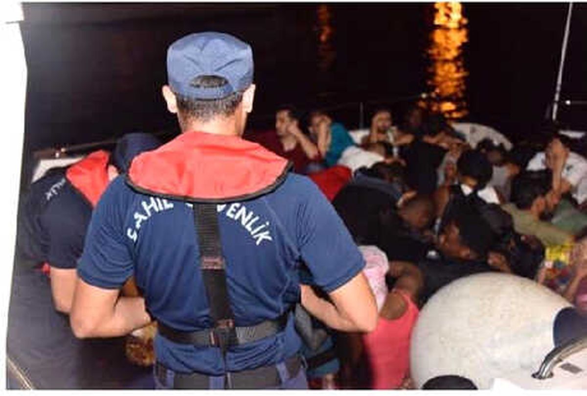 Çeşme\'de 46 Kaçak Göçmen Yakalandı