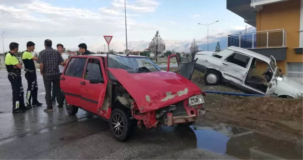 Erzincan\'da Trafik Kazası: 2 Yaralı