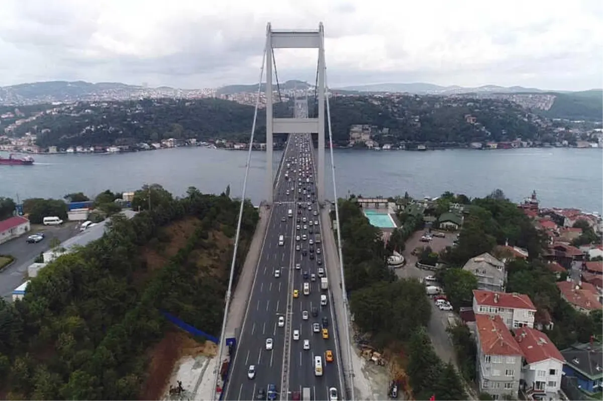 İstanbul\'da Bir Kişi FSM\'den Boğaza Atladı, Trafik Kilitlendi