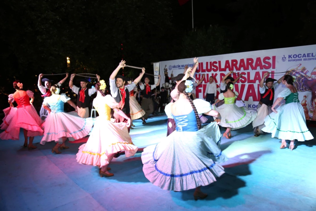 Gölcük\'te Uluslararası Halk Dansları Festivali Yapıldı