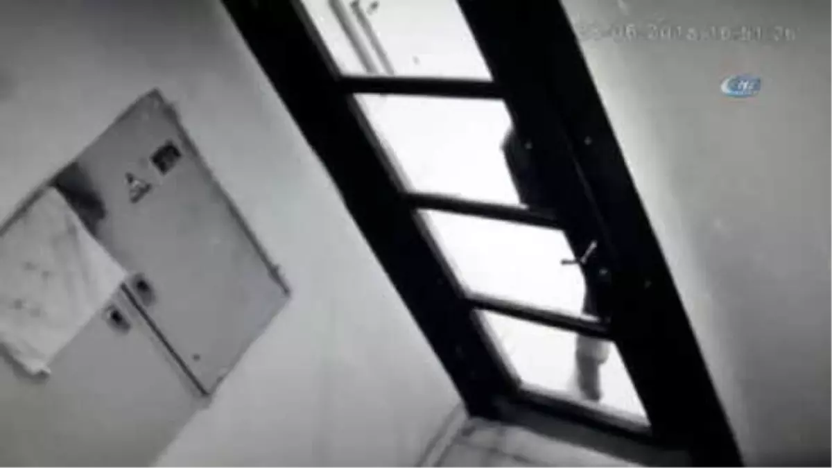 İstanbul-Özel)sultangazi\'de Kale Gibi Korunan Evde Yaşanan Hırsızlık Anları Kameralara Yansıdı