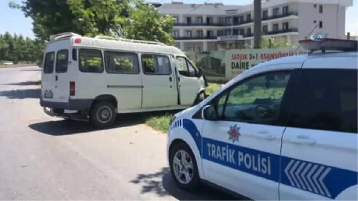 Minibüs Yol Kenarındaki Ağaca Çarptı: 4 Yaralı