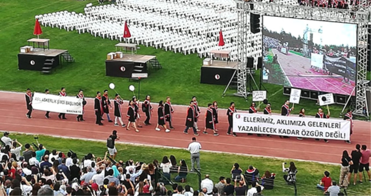 ODTÜ\'nün Mezuniyet Törenindeki Pankartlar Büyük Tepki Topladı